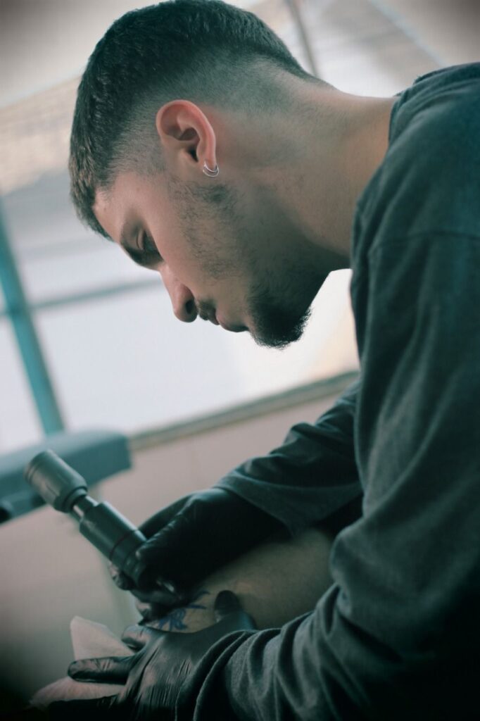 Fred Sauer tatuando um cliente